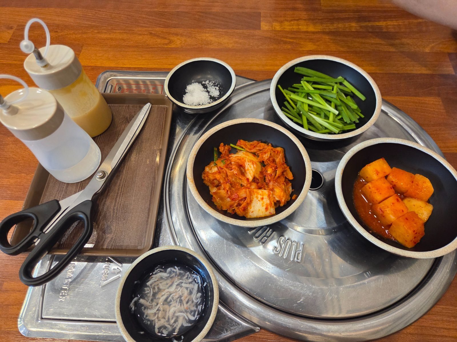 Free side dishes at Boseung Hoegwan: chives, cabbage kimchi, radish kimchi, salted shrimp and coarse salt